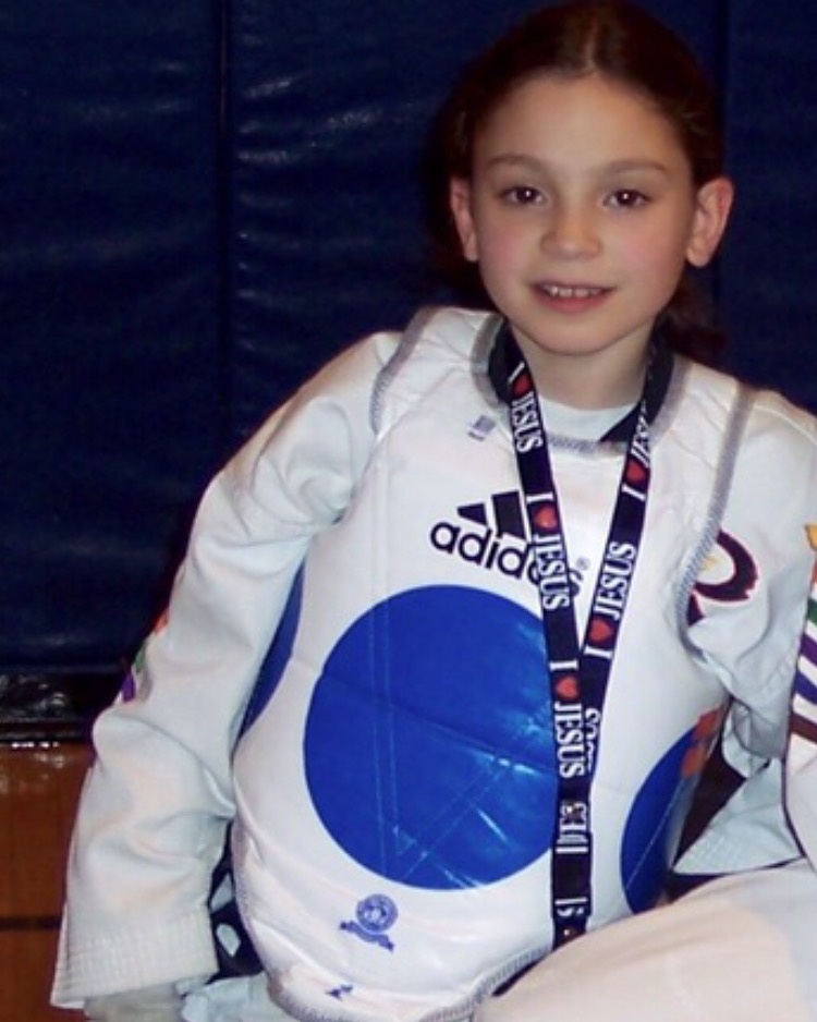Carolena de niña con su uniforme de Taekwondo